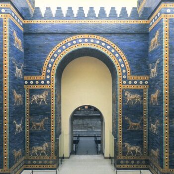arched entry with blue glazed walls around with creatures like lions depicted upon the walls. Credit: via Wikimedia Commons, CC BY-SA 4.0.